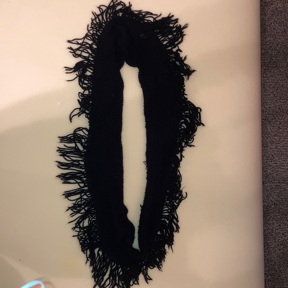 ❤️Black Knit Circle Scarf with Fringe - Picture 2 of 2